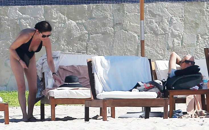 Η Catherine Zeta-Jones βάζει τον Douglas να φωτογραφίσει τα οπίσθιά της
