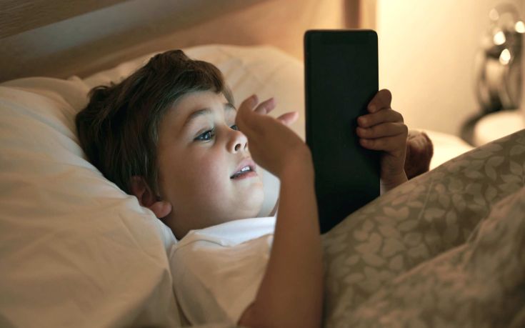 Συνταγή αϋπνίας για τα παιδιά τα κινητά και τα τάμπλετ στο κρεβάτι