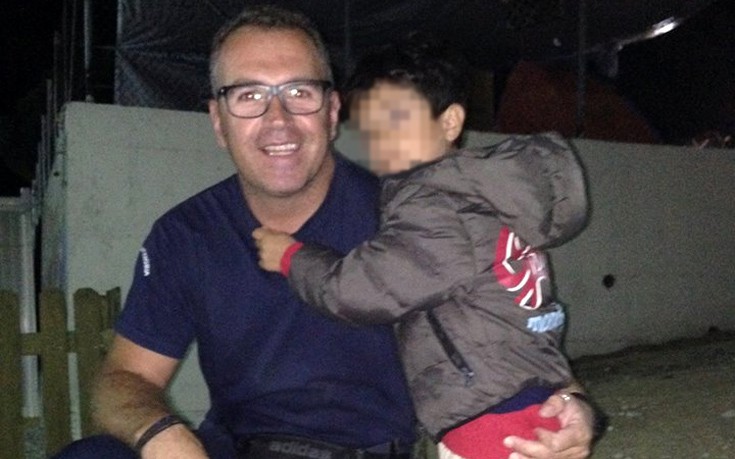 Το συγκινητικό «αντίο» αστυνομικού στον 6χρονο που κάηκε στη Μόρια