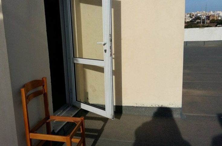 Μένει σε μια ταράτσα στη Ρόδο για να δει τα παιδιά του