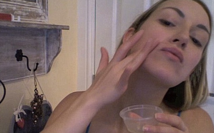 Blogger πίνει smoothie με σπέρμα για να μην αρρωσταίνει