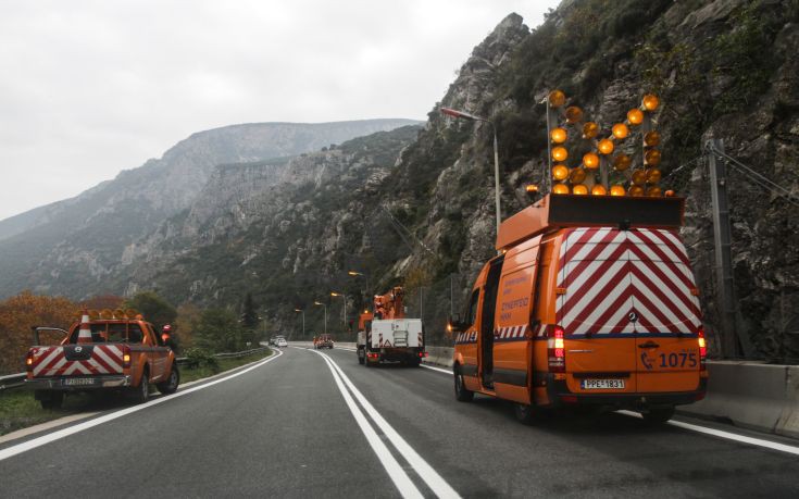 Πτώση βράχων στην παλαιά εθνική οδό στα Τέμπη