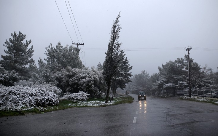 Πρώτα χιόνια στην Πάρνηθα, χειμωνιάτικο σκηνικό σε όλη τη χώρα