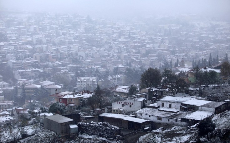 Χιονίζει σε περιοχές βόρεια της Θεσσαλονίκης
