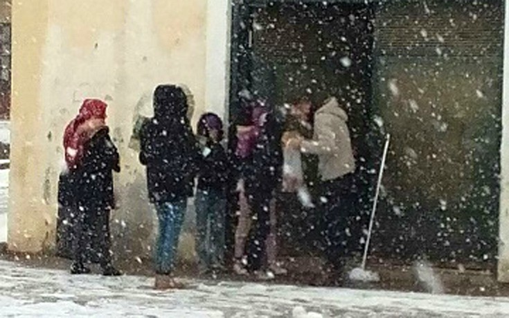 Φεύγουν οι πρόσφυγες από την Πέτρα Ολύμπου λόγω του χιονιά