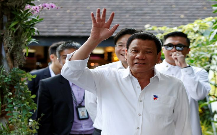 Ο πρόεδρος των Φιλιππίνων ανοίγει πόλεμο και με… τα προφυλακτικά