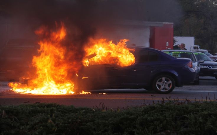 Κάηκαν ολοσχερώς αυτοκίνητο και μοτοσικλέτα στη Θεσσαλονίκη