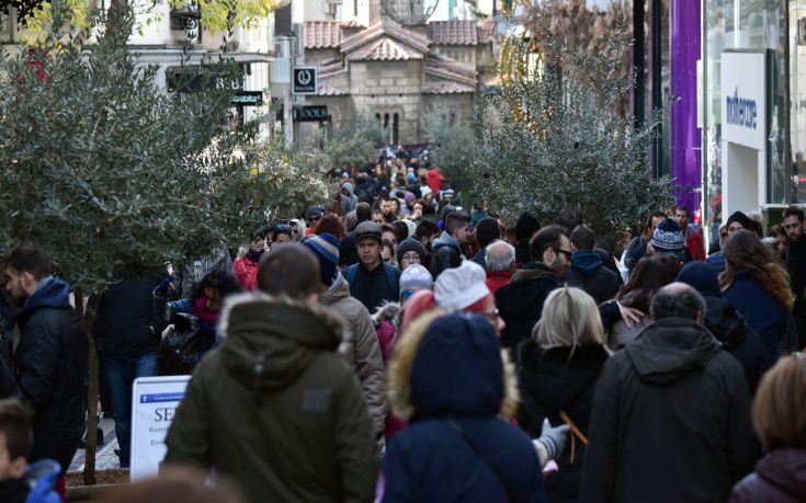 Λιγότερα από 200 ευρώ ξόδεψαν οι Έλληνες για αγορές την Πρωτοχρονιά
