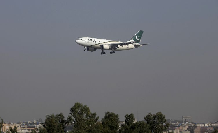 Κάηκαν οι επιβάτες του αεροπλάνου που συνετρίβη στο Πακιστάν