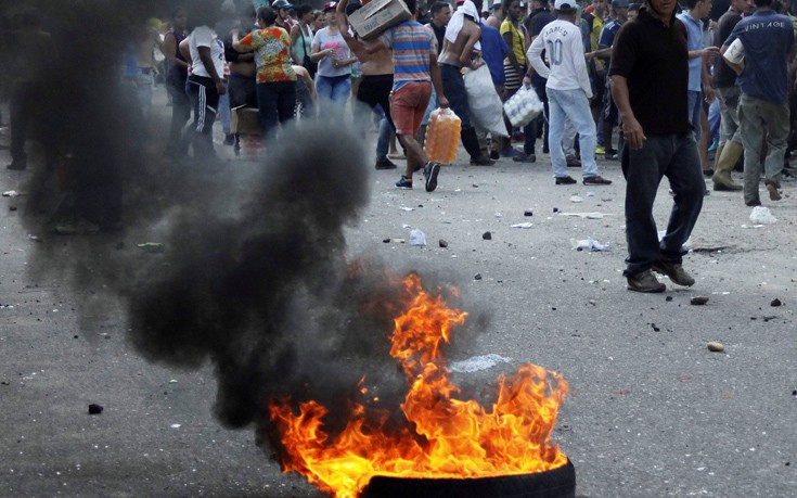 Ταραχές και λεηλασίες με έναν νεκρό κι εκατοντάδες συλλήψεις στη Βενεζουέλα