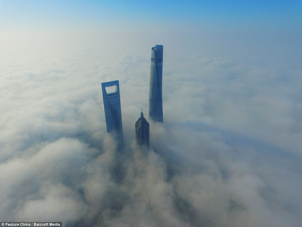 Ουρανοξύστες στην ομίχλη