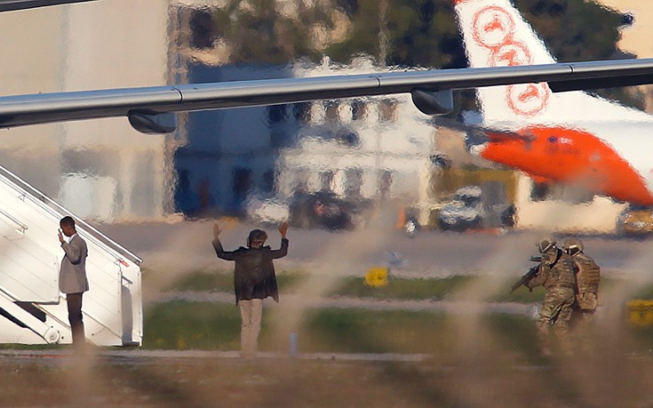 Οι δύο αεροπειρατές με χειροβομβίδες και η πίστη στον Καντάφι