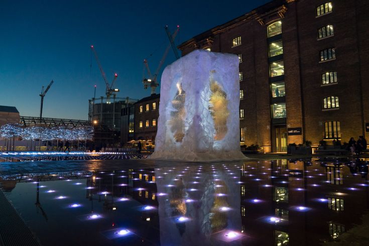 alex-chinneck-christmas-tree-kings-cross-deisgn-installation-st-martins-london-uk_dezeen_2364_col_1