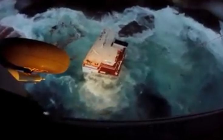 Απίστευτες εικόνες από το φορτηγό πλοίο που προσάραξε στην Άνδρο