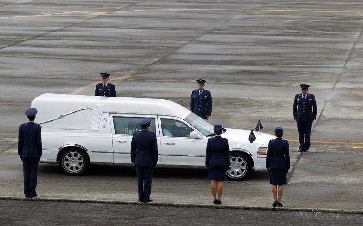 Οι νεκροφόρες παραλαμβάνουν τα 71 θύματα της αεροπορικής τραγωδίας