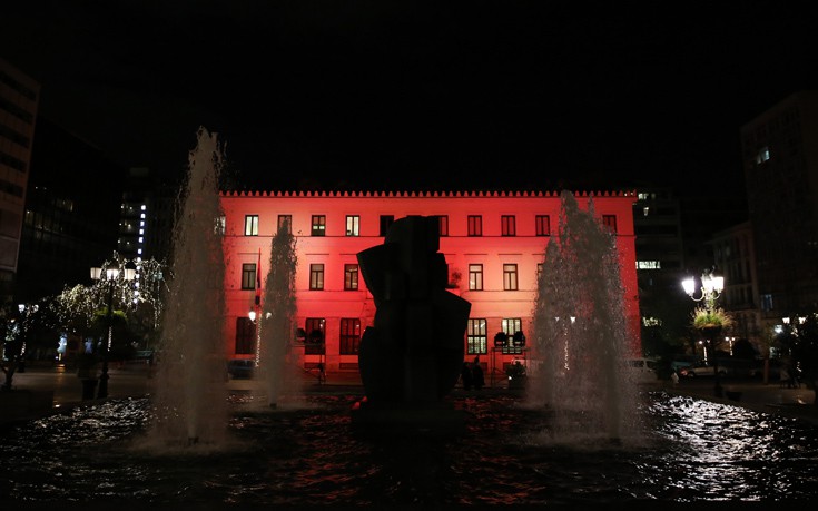 Το δημαρχείο της Αθήνας φωτίστηκε στα χρώματα της τουρκικής σημαίας