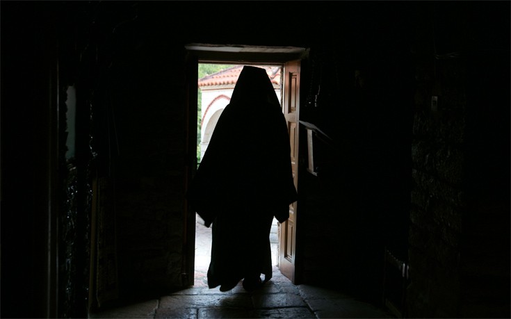 Καταγγελία για ροζ σκάνδαλο στη Φθιώτιδα με ιερέα που είχε «διπλή» ζωή