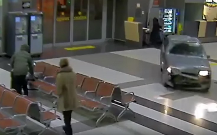 Μεθυσμένος Ρώσος ορμά σε αεροδρόμιο με το αυτοκίνητό του