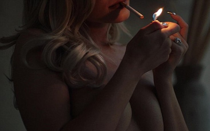 Η Kylie Jenner τόπλες ανάβει το τσιγάρο της