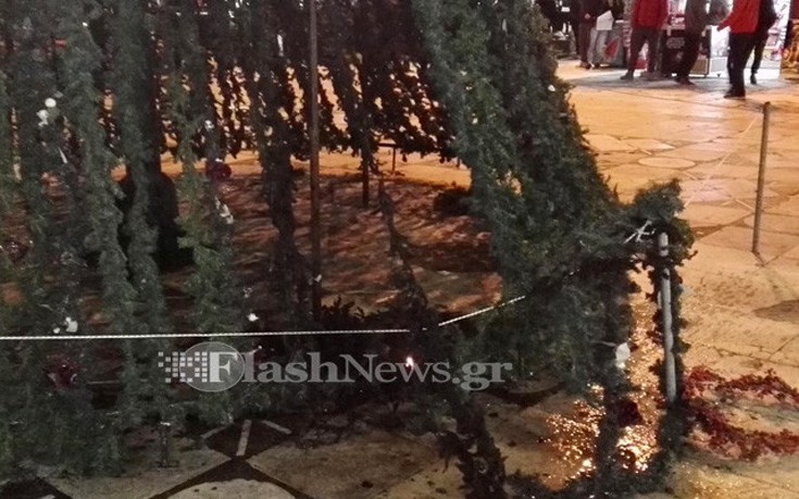 Προσπάθησαν να βάλουν φωτιά στο χριστουγεννιάτικο δέντρο στα Χανιά