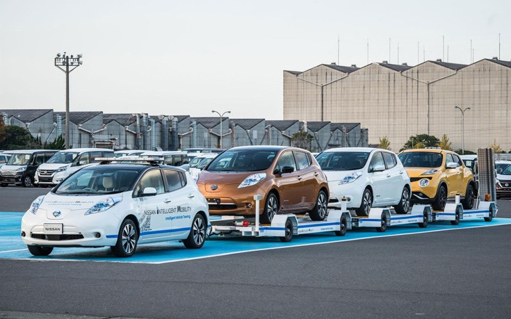 Αυτοκίνητο χωρίς οδηγό ρυμουλκεί οχήματα σε εργοστάσιο της Nissan