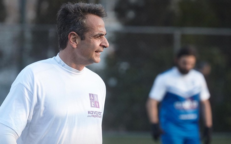 Ο Μητσοτάκης έπαιξε ποδόσφαιρο με την Εθνική Ομάδα Αστέγων