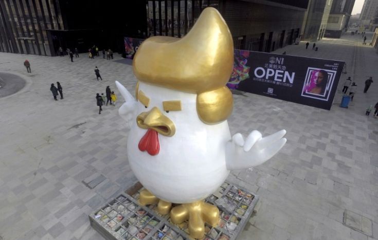Ο Τραμπ μετεμψυχώνεται σε κοτόπουλο για τη χρονιά του Κόκορα