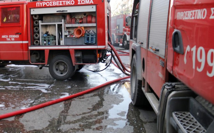 Φορτηγό τυλίχθηκε στις φλόγες στην εθνική Αθηνών &#8211; Λαμίας