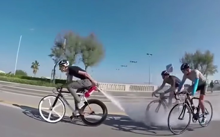 Πώς μπορείς να κλέψεις με έναν πυροσβεστήρα σε έναν αγώνα ταχύτητας με ποδήλατα