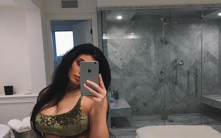 Η Kylie Jenner αποχαιρέτησε το 2016 με μια selfie από το μπάνιο της