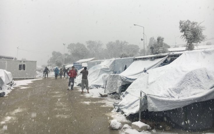 Φωτογραφίες από το χιονισμένο καταυλισμό προσφύγων στη Μόρια