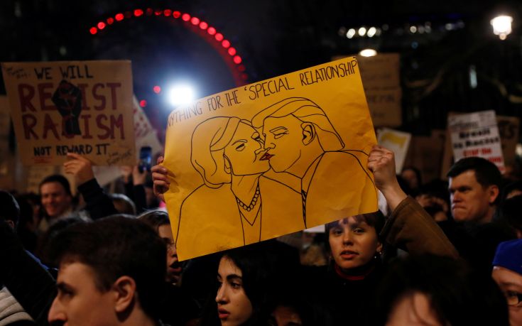 Δεκάδες χιλιάδες διαδηλωτές κατά του Τραμπ στο Λονδίνο