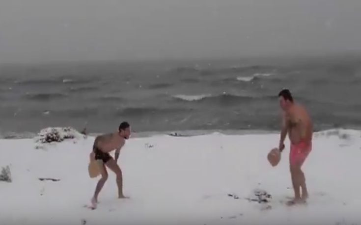 Έπαιξαν ρακέτες με μαγιό σε χιονισμένη παραλία της Θεσσαλονίκης