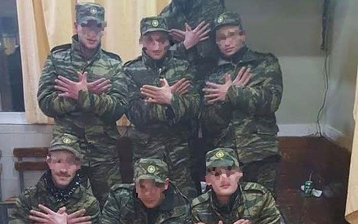 Νεοσύλλεκτοι στρατιώτες φωτογραφήθηκαν να σχηματίζουν τον αλβανικό αετό