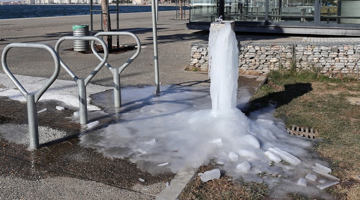 Τι πρέπει να κάνετε αν πάγωσαν οι σωλήνες και έχετε μείνει χωρίς ζεστό νερό μέσα στην παγωνιά