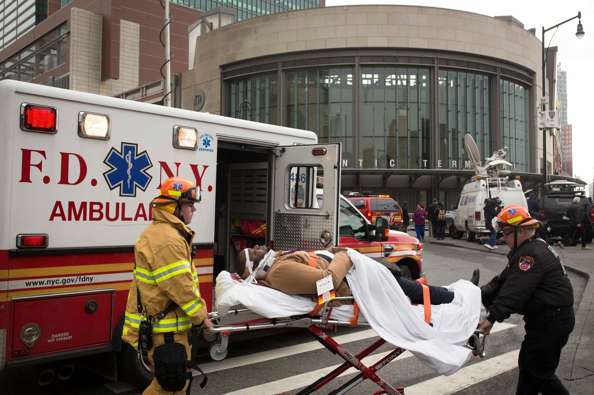 Εκτροχιασμός τρένου στη Νέα Υόρκη με περισσότερους από 100 τραυματίες