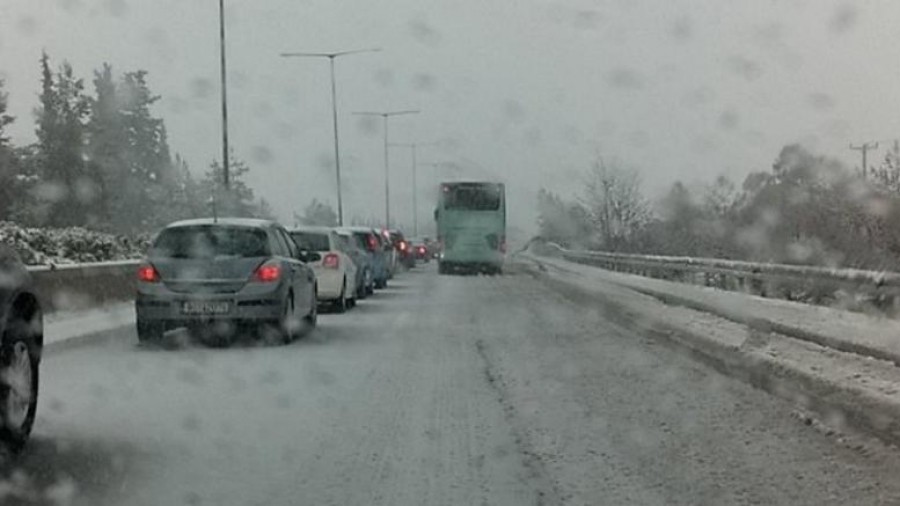 Διεκόπη λόγω χιονιά η κυκλοφορία στην εθνική Θεσσαλονίκης &#8211; Σερρών