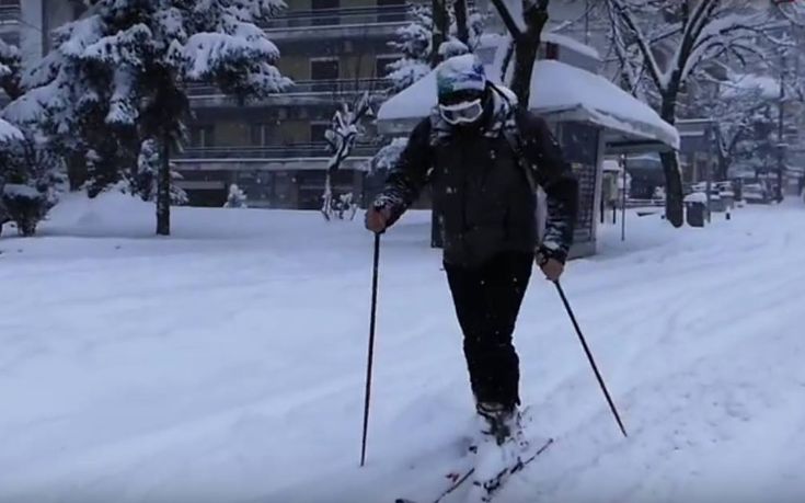 Βγήκαν με τα σκι στους δρόμους των Ιωαννίνων
