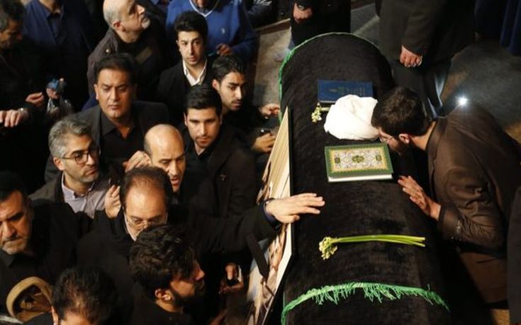Πλήθος κόσμου στην κηδεία του πρώην προέδρου του Ιράν