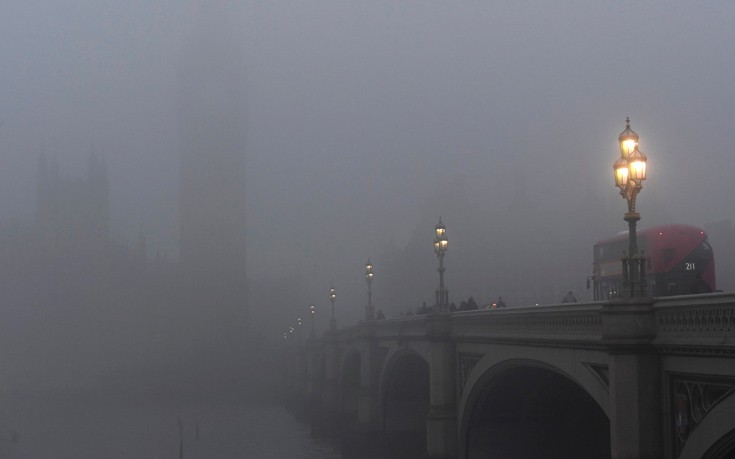 Τοπίο στην ομίχλη το Λονδίνο