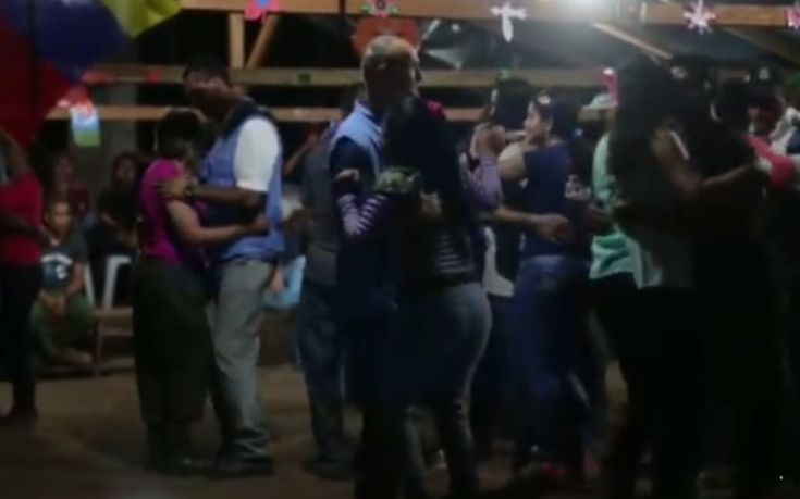 Μέλη των Ηνωμένων Εθνών στην Κολομβία χορεύουν αγκαλιά με αντάρτισσες της FARC