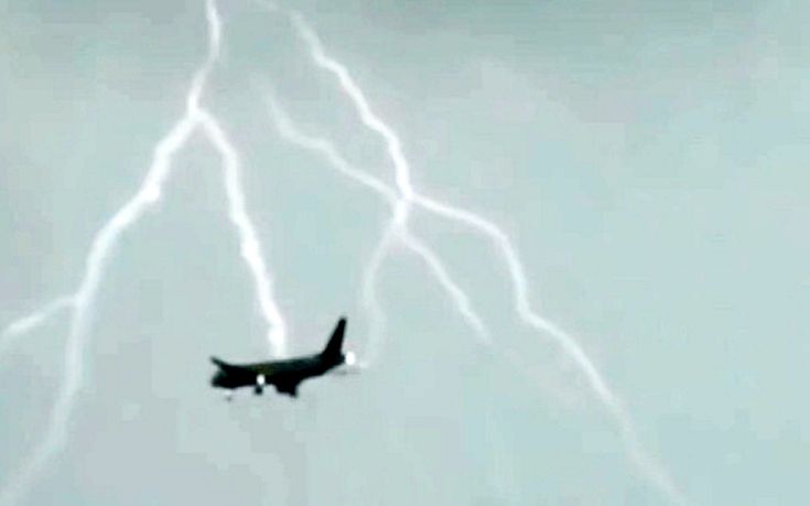Κεραυνός χτυπά αεροπλάνο στον αέρα και καταγράφεται σε βίντεο