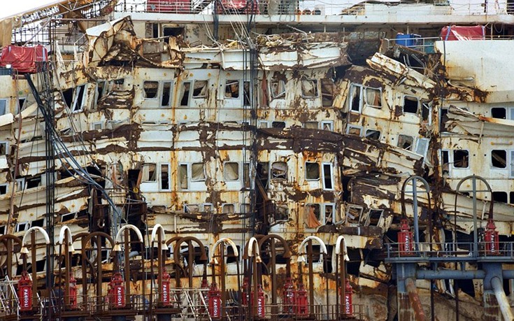 Πέντε χρόνια μετά το ναυάγιο, το Costa Concordia διαλύεται για παλιοσίδερα