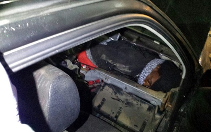 Μετανάστης προσπάθησε να περάσει τα σύνορα κρυμμένος&#8230; στο ταμπλό αυτοκινήτου
