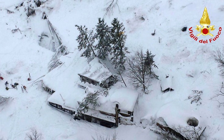 Δεν απαντά κανείς μέσα από το ξενοδοχείο στην Ιταλία που βυθίστηκε στο χιόνι