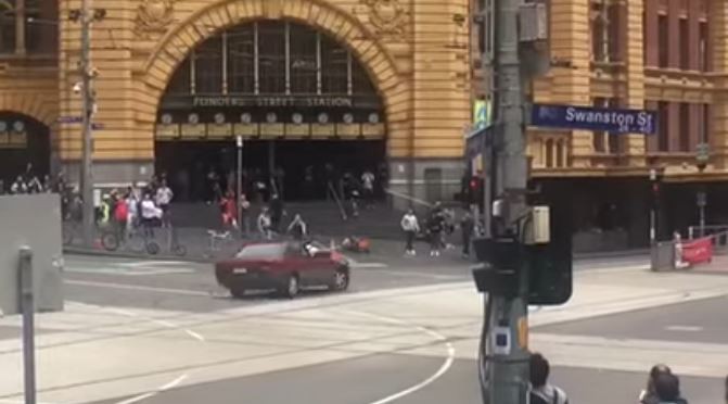 Χάος στο κέντρο της Μελβούρνης με αυτοκίνητο που έπεσε εσκεμμένα πάνω σε πλήθος ανθρώπων