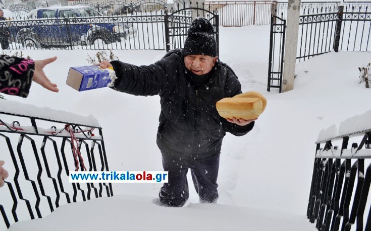 Φούρναρης μοιράζει ψωμί και γάλα στους αποκλεισμένους των Τρικάλων