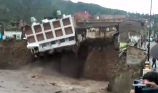 Ξενοδοχείο κατέρρευσε μέσα σε ποτάμι στο Περού