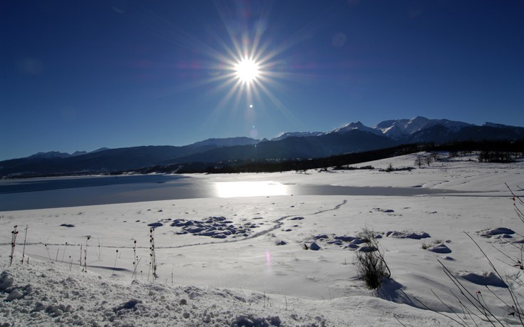 Χιονισμένη και πανέμορφη η λίμνη Πλαστήρα