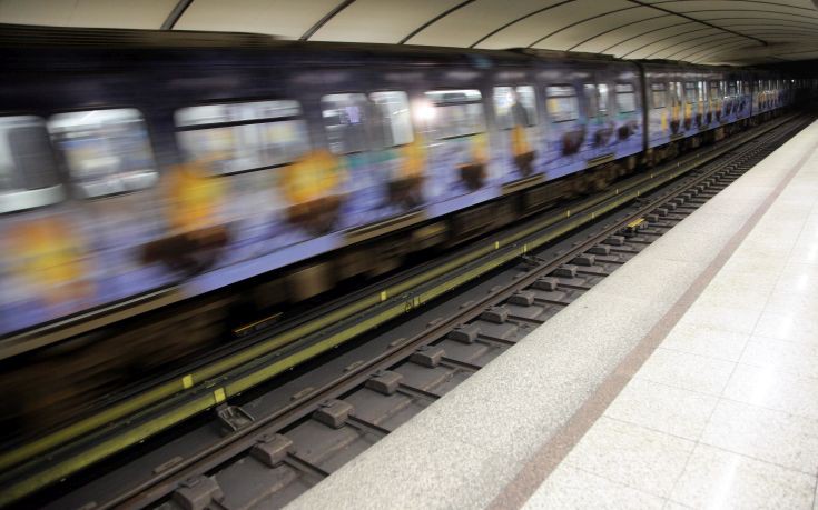 Άνδρας πήδηξε μέσα στις ράγες του μετρό στο Νέο Κόσμο